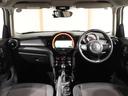 MINI クーパー 禁煙車 コンフォートアクセス バックカメラ リア障害物センサー ストレージコンパートメントパッケージ LEDヘッドライト 純正ナビ ETC 整備付(4枚目)