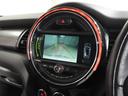 MINI クーパー 禁煙車 コンフォートアクセス バックカメラ リア障害物センサー ストレージコンパートメントパッケージ LEDヘッドライト 純正ナビ ETC 整備付(6枚目)