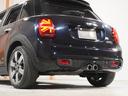 クーパーＳ　６０イヤーズエディション　限定車　禁煙車　ワンオーナー　専用装備　レザーシート　シートヒーター　アクティブクルコン　バックカメラ　前後障害物センサー　パーキングシスト　ドライビングモード　純正ナビ　ＥＴＣ２．０　整備付（27枚目）