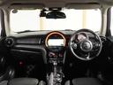 ＭＩＮＩ クーパーＳ　禁煙車　ＪＣＷレザーステアリング　クルコン　ドライビングモード　コンフォートアクセス　ストレージコンパートメントパッケージ　バックカメラ　純正ナビ　ＥＴＣ２．０　整備付（4枚目）