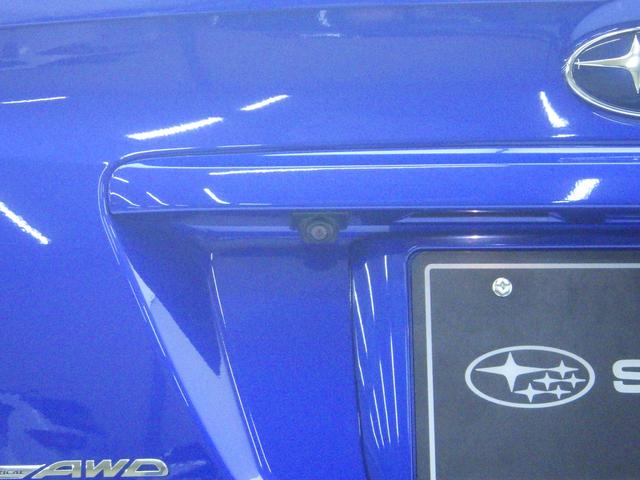 リヤカメラ付きなので、シフトレバーをリバースにすると連動してカメラ映像に切り替わります。