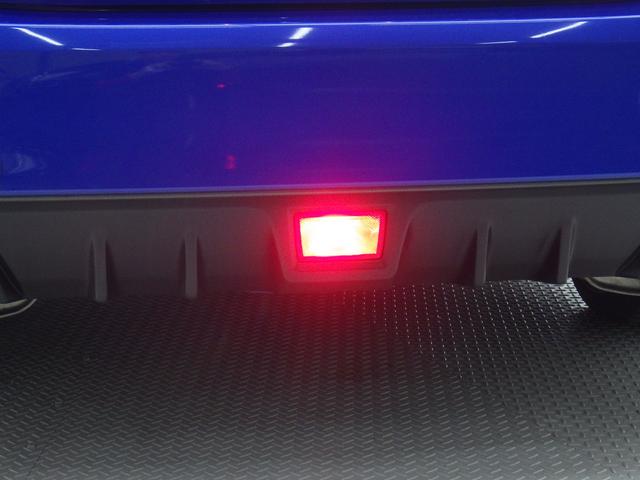 濃霧時など視界が悪い際に後続車に自車位置を伝えるリヤフォグランプ