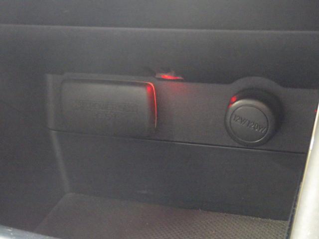 ＵＳＢ充電とシガーソケットが御座います。スマホなどの充電等に利用可！