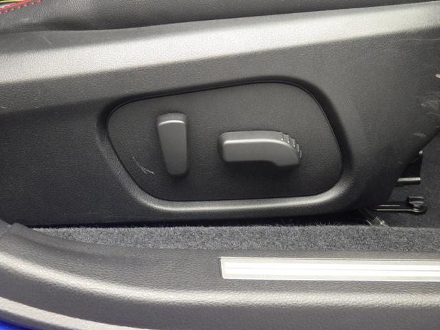 運転席はシートの前後、高低と、膝元の上げ下げ、電動リクライニングで微調整可能です。お好みのポジションに。