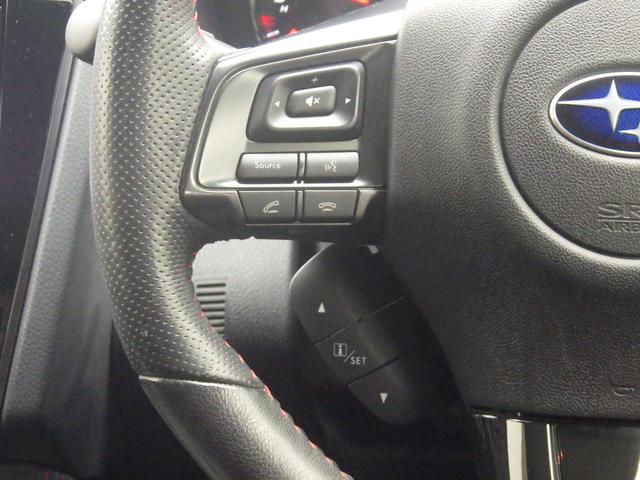 シートやステアリングにはスポーティなレッドのステッチが施されています