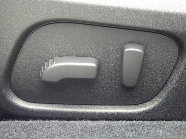 運転席と助手席はパワーシートです。