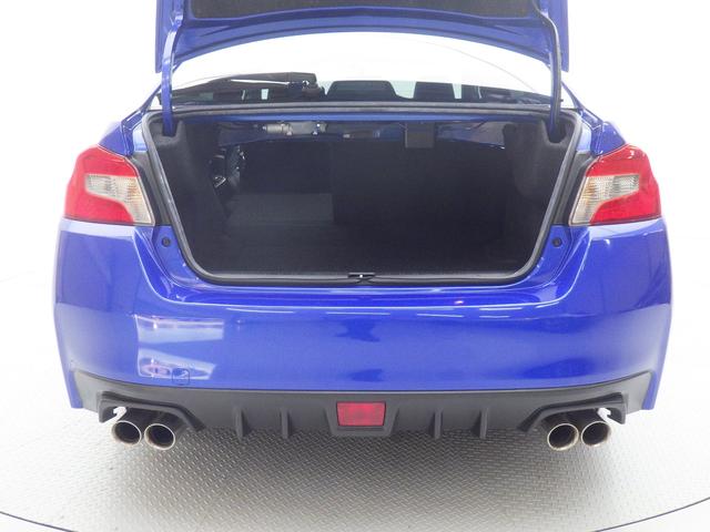 ラゲッジスペースの下にサブトランクがあります。