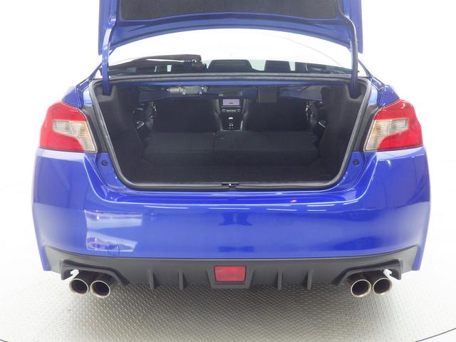 リヤシートを倒せばトランクスルー機能によってスポーツ走行用のタイヤ４本と工具類が収められます