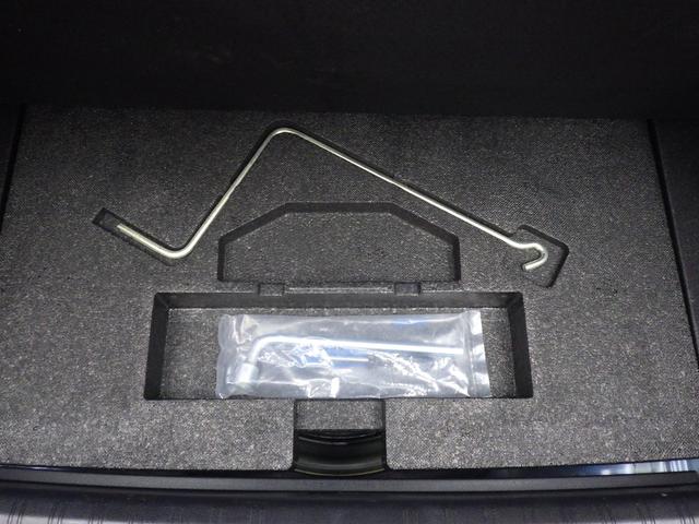 三角表示板や工具が入ります。