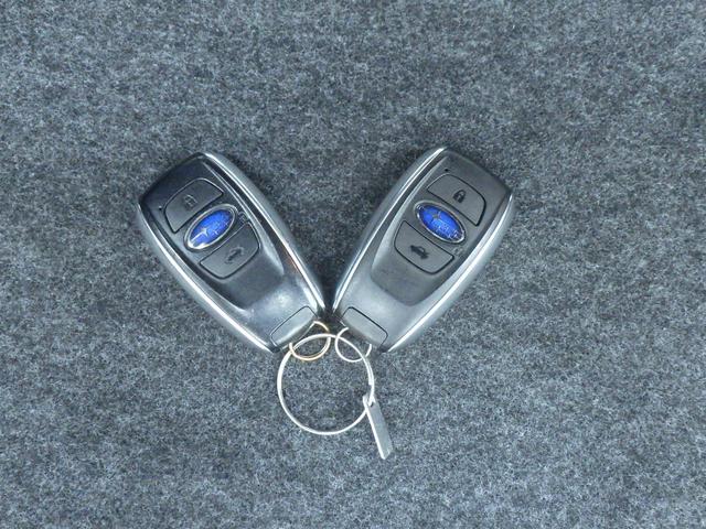 アクセスキーを携帯して運転席か助手席のドアハンドル内側に触れるだけで解錠、ドアハンドルのセンサーに触れるだけで施錠が可能。エンジン始動はプッシュエンジンスイッチから行います