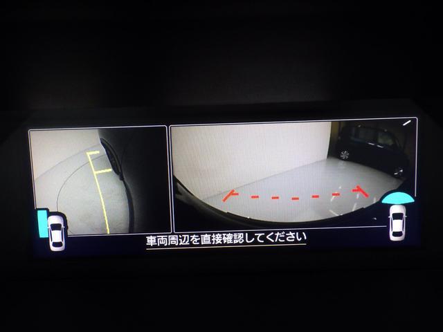 様々な情報を映し出すマルチファンクションディスプレイ。シフトレバーをリバースにすると連動してサイドカメラ映像＆バックセンサーに切り替わります。スイッチ一つでフロントカメラへの切り替えも出来ます