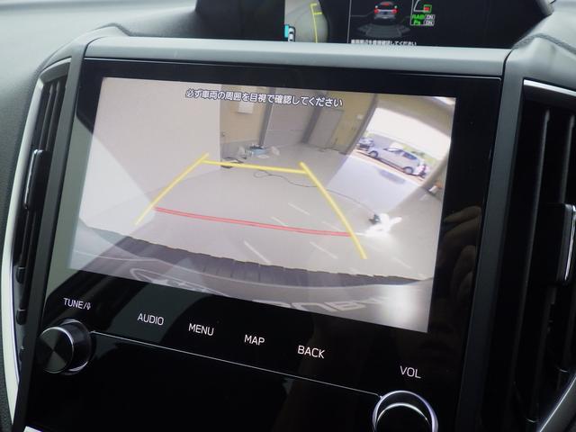 シフトレバーをリバースにすると連動してサイドカメラ映像＆バックセンサーに切り替わります。スイッチ一つでフロントカメラへの切り替えも出来ます