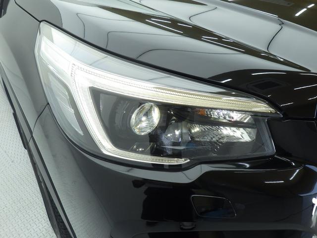 ＬＥＤヘッドランプは、カーブや交差点を曲がるときステアリング操作に連動して進行方向の先を照射する機能も備えています。