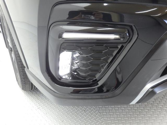 ＬＥＤヘッドランプは、カーブや交差点を曲がるときステアリング操作に連動して進行方向の先を照射する機能も備えています。