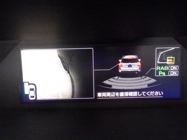 様々な情報を映し出すマルチファンクションディスプレイ。シフトレバーをリバースにすると連動してサイドカメラ映像＆バックセンサーに切り替わります。スイッチ一つでフロントカメラへの切り替えも出来ます