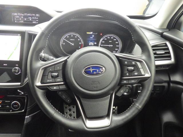 左：ステアリングオーディオコントロールスイッチ。オーディオの操作がお手元で可能です。右：全車速クルーズコントロールの操作スイッチで、アイサイトと連動し前方車両に追従走行できます。