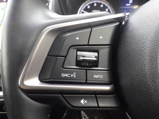 左：ステアリングオーディオコントロールスイッチ。オーディオの操作がお手元で可能です。右：全車速クルーズコントロールの操作スイッチで、アイサイトと連動し前方車両に追従走行できます。