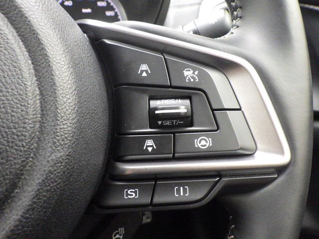 左：ステアリングオーディオコントロールスイッチ。オーディオの操作がお手元で可能です。右：全車速クルーズコントロールの操作スイッチで、アイサイトと連動し前方車両に追従走行できます。