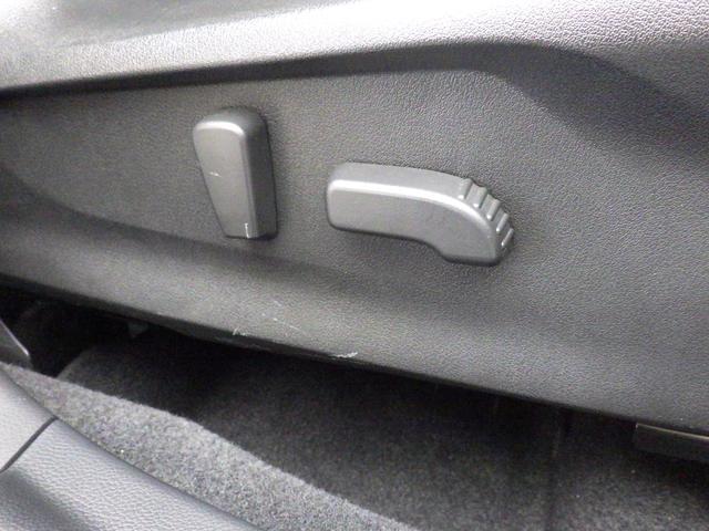 運転席＋助手席はパワーシートです。シートの前後、高低と、膝元の上げ下げ、リクライニング、電動で微調整可能です。お好みのポジションに。