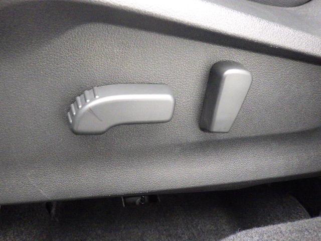 運転席＋助手席はパワーシートです。シートの前後、高低と、膝元の上げ下げ、リクライニング、電動で微調整可能です。お好みのポジションに。