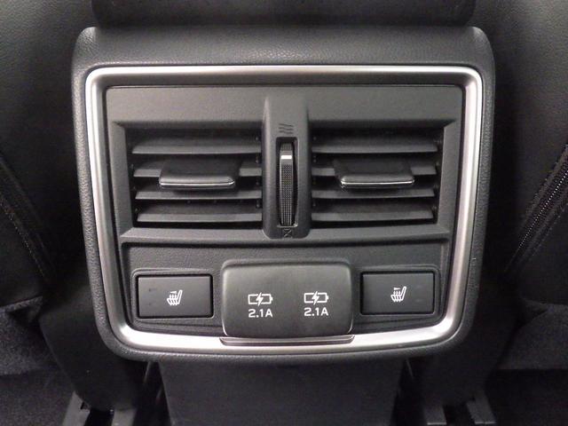 後席にもエアコンの吹き出し口シートヒーターＵＳＢポートがあり快適にお過ごし頂けます