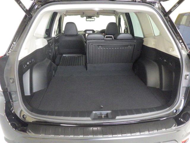 ６：４分割可倒式リヤシートで長物も積載可能です。全て倒せばさらに広い空間が確保できます！