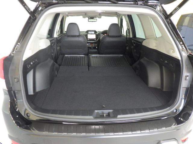 ６：４分割可倒式リヤシートで長物も積載可能です。全て倒せばさらに広い空間が確保できます！