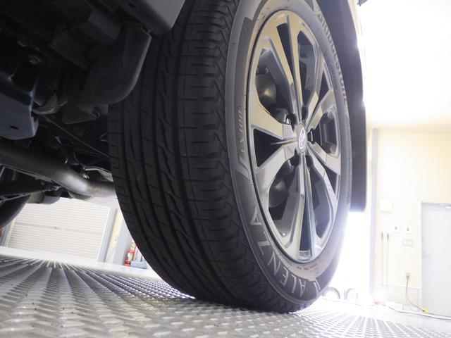 左後ろタイヤ　タイヤはひびもなく良好です！詳細は各タイヤ写真をご覧ください。タイヤパンク保証プログラム販売中！もしもの時にタイヤ４本新品交換！詳細はスタッフまで！※ホイールロックナットは展示用です。