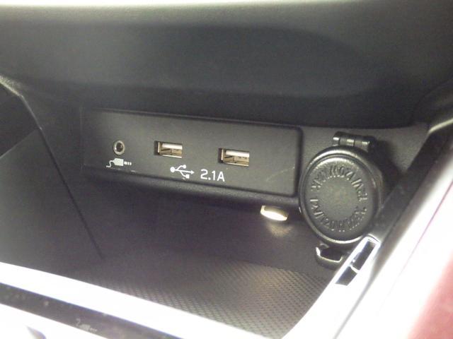 センターコンソールにはＵＳＢポートと電源ソケットが装備されています。