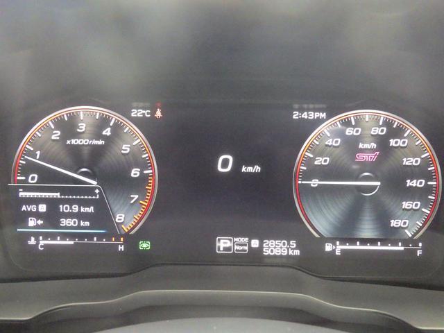 メーター内にはアイサイトや時速、地図表示などがそられます。