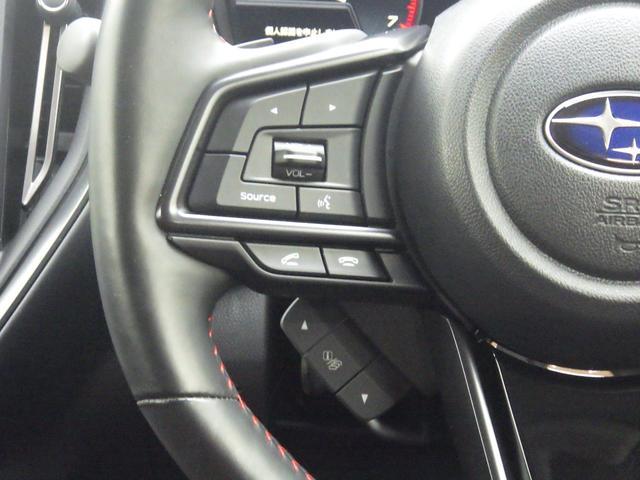 左：ステアリングオーディオコントロールスイッチ。オーディオの操作がお手元で可能です。右：全車速クルーズコントロールの操作スイッチで、アイサイトと連動し前方車両に追従走行できます。