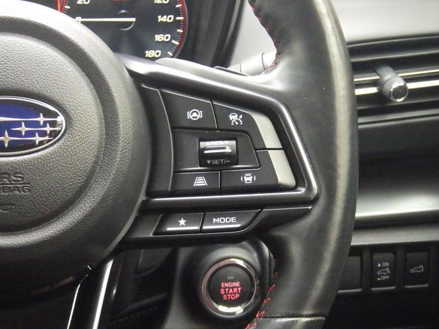 左：ステアリングオーディオコントロールスイッチ。オーディオの操作がお手元で可能です。右：全車速クルーズコントロールの操作スイッチで、アイサイトと連動し前方車両に追従走行できます。