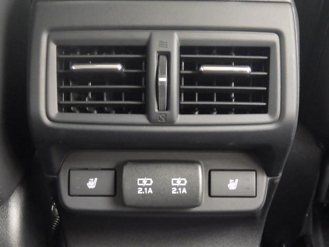 後席にもエアコンの吹き出し口、ＵＳＢ、シートヒーターが装備されています。