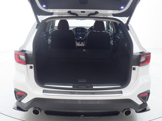 ４：２：４分割可倒式リヤシートで長物も積載可能です。全て倒せばさらに広い空間が確保できます！