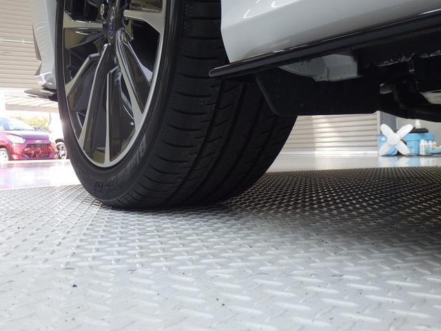右後ろタイヤ　タイヤはひびもなく良好です！詳細は各タイヤ写真をご覧ください。タイヤパンク保証プログラム販売中！もしもの時にタイヤ４本新品交換！詳細はスタッフまで！※ホイールロックナットは展示用です。