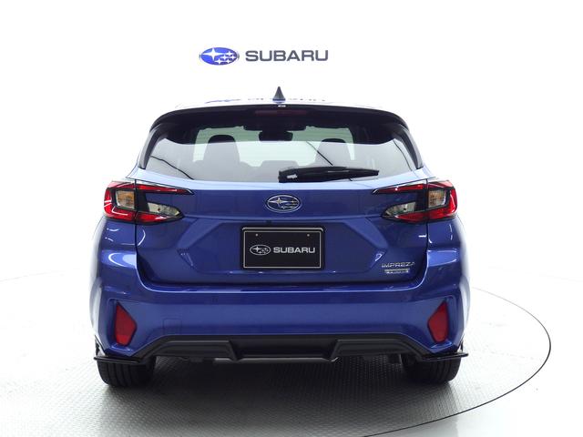 【リヤ】２年間（バリューチョイスは１年間）走行距離無制限の「スバルあんしん保証」が付きます。万一の時は、全国スバルディーラーで保証修理が受けられます。最長３年まで保証の延長が可能です。（有料）