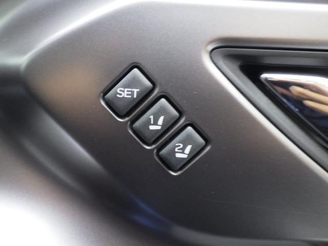 運転席はシートメモリー機能が付いているので、自分以外の人がシートを動かしても、ボタン一つでセットした位置に戻せます。