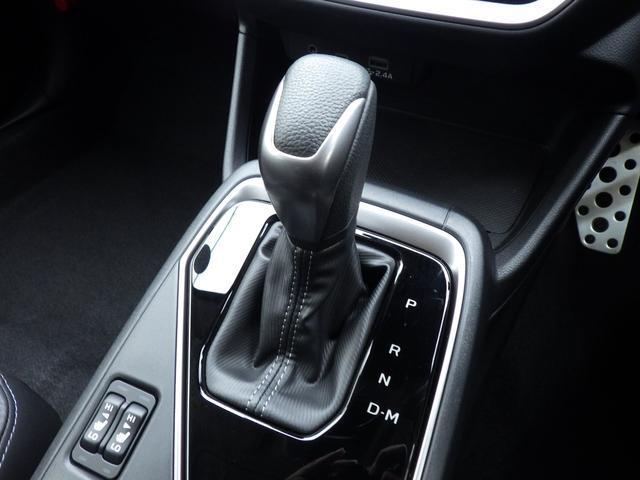 ［シフトノブ］Ｌ字のシフトゲージで、Ｄレンジから右に倒すと、パドルシフトでスポーティな走りも楽しむことが出来ます！