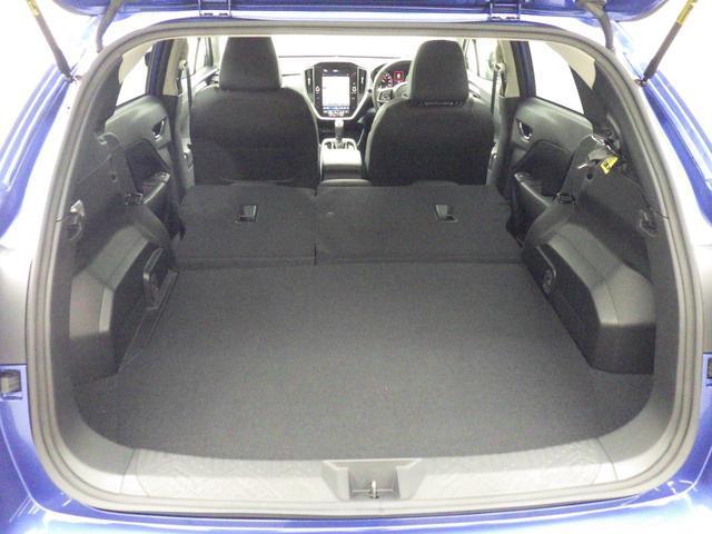 後席背もたれを倒すことで長い物も載せられる広々空間に大変身！キャンプ用品などもたっぷり載せられますね！