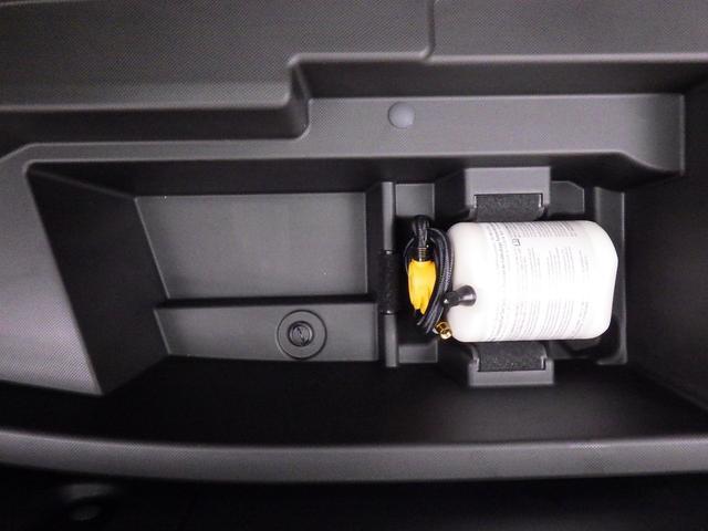 荷室下にはパンク修理キットなどの車載工具が入っています