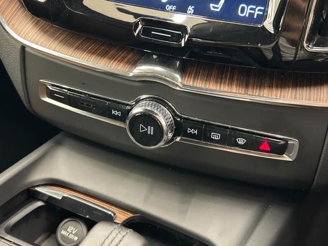 ＸＣ６０ Ｂ５　ＡＷＤ　モーメンタム　純正ナビ　全周囲カメラ　Ｂｌｕｅｔｏｏｔｈ　アップルカープレイ　アンドロイドオート　ワイヤレスチャージ　フルセグＴＶ　ＡＣＣ　本革シート　ＥＳＣ　ＬＫＡ　クロストラフィックアラート　ＢＬＩＳ　ＰＴＧ（17枚目）