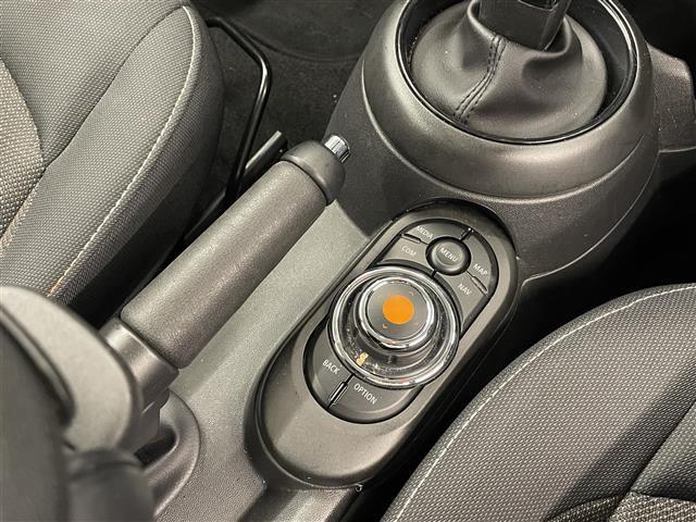 ＭＩＮＩ ワン　純正ナビ　リアカメラ　ＵＳＢ　Ｂｌｕｅｔｏｏｔｈ　ＲＤＣ（Ｆ・Ｒ）　電子シフト　アンビエントライト　３ターンシグナル　ＰＤＣ自動起動　フォグライト（Ｆ・Ｒ）　アイドリングＳ　ＤＳＣ　アームレスト（16枚目）