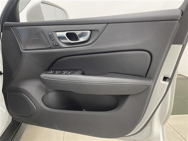 Ｖ６０ クロスカントリー　Ｂ５　ＡＷＤ　プロ　純正ＳＥＮＳＵＳ　３６０°カメラ　Ｈａｒｍａｎ／Ｋａｒｄｏｎ　フルセグＴＶ　Ｂｌｕｅｔｏｏｔｈ　ＡｐｐｌｅＣａｒＰｌａｙ　ワイヤレスチャージ　ＡＣＣ　オートライト　オートワイパー　ＡＨＢ　ＬＫＡ（16枚目）