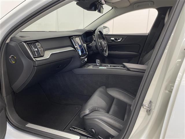 Ｖ６０ クロスカントリー　Ｂ５　ＡＷＤ　プロ　純正ＳＥＮＳＵＳ　３６０°カメラ　Ｈａｒｍａｎ／Ｋａｒｄｏｎ　フルセグＴＶ　Ｂｌｕｅｔｏｏｔｈ　ＡｐｐｌｅＣａｒＰｌａｙ　ワイヤレスチャージ　ＡＣＣ　オートライト　オートワイパー　ＡＨＢ　ＬＫＡ（20枚目）