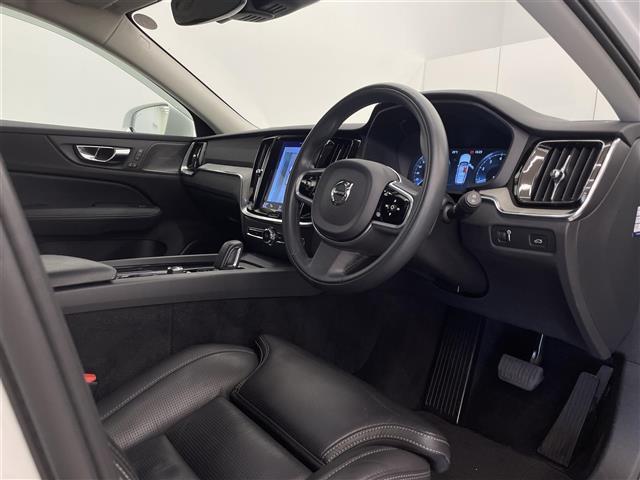 Ｖ６０ クロスカントリー　Ｂ５　ＡＷＤ　プロ　純正ＳＥＮＳＵＳ　３６０°カメラ　Ｈａｒｍａｎ／Ｋａｒｄｏｎ　フルセグＴＶ　Ｂｌｕｅｔｏｏｔｈ　ＡｐｐｌｅＣａｒＰｌａｙ　ワイヤレスチャージ　ＡＣＣ　オートライト　オートワイパー　ＡＨＢ　ＬＫＡ（28枚目）