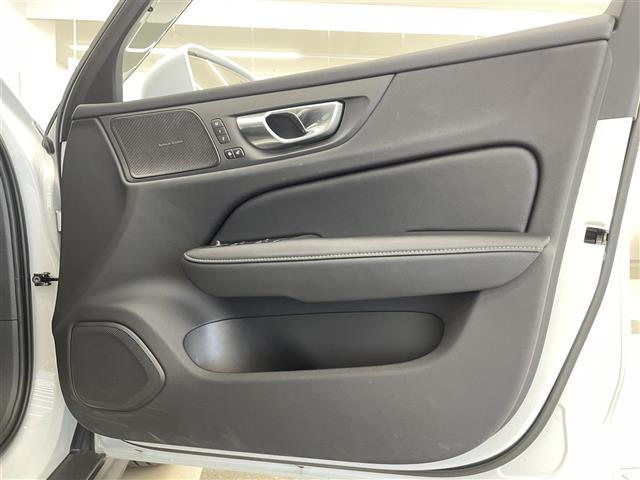 Ｖ６０ クロスカントリー　Ｂ５　ＡＷＤ　プロ　純正ＳＥＮＳＵＳ　３６０°カメラ　Ｈａｒｍａｎ／Ｋａｒｄｏｎ　フルセグＴＶ　Ｂｌｕｅｔｏｏｔｈ　ＡｐｐｌｅＣａｒＰｌａｙ　ワイヤレスチャージ　ＡＣＣ　オートライト　オートワイパー　ＡＨＢ　ＬＫＡ（31枚目）