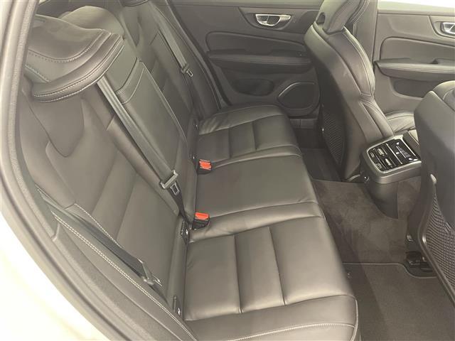 Ｖ６０ クロスカントリー　Ｂ５　ＡＷＤ　プロ　純正ＳＥＮＳＵＳ　３６０°カメラ　Ｈａｒｍａｎ／Ｋａｒｄｏｎ　フルセグＴＶ　Ｂｌｕｅｔｏｏｔｈ　ＡｐｐｌｅＣａｒＰｌａｙ　ワイヤレスチャージ　ＡＣＣ　オートライト　オートワイパー　ＡＨＢ　ＬＫＡ（33枚目）