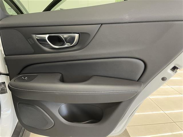 Ｖ６０ クロスカントリー　Ｂ５　ＡＷＤ　プロ　純正ＳＥＮＳＵＳ　３６０°カメラ　Ｈａｒｍａｎ／Ｋａｒｄｏｎ　フルセグＴＶ　Ｂｌｕｅｔｏｏｔｈ　ＡｐｐｌｅＣａｒＰｌａｙ　ワイヤレスチャージ　ＡＣＣ　オートライト　オートワイパー　ＡＨＢ　ＬＫＡ（35枚目）