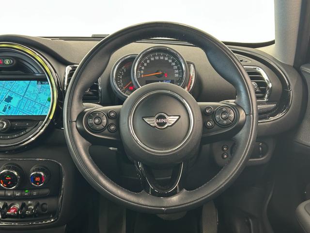 ＭＩＮＩ クーパー　クラブマン　コンフォートアクセス　スポーツレザーステアリング　スポーツシート　インテリジェントセーフティ歩行者警告付き　アンビエントライト　ＥＴＣ一体型ミラー　純正ナビ　ＡＵＸ　Ｂｌｕｅｔｏｏｔｈ　ＵＳＢ（5枚目）