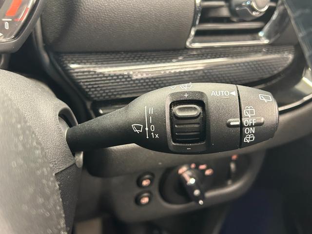 ＭＩＮＩ クーパー　クラブマン　コンフォートアクセス　スポーツレザーステアリング　スポーツシート　インテリジェントセーフティ歩行者警告付き　アンビエントライト　ＥＴＣ一体型ミラー　純正ナビ　ＡＵＸ　Ｂｌｕｅｔｏｏｔｈ　ＵＳＢ（8枚目）